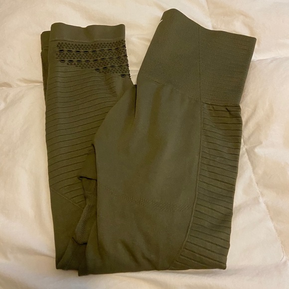 Green gymshark capris small - Picture 4 of 8